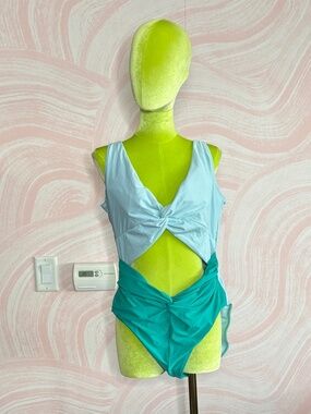 Cutout Plus-size Old Navy swimsuit